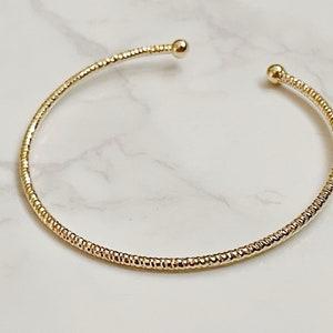 Thin lined martelé bracelet