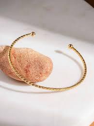 Thin lined martelé bracelet
